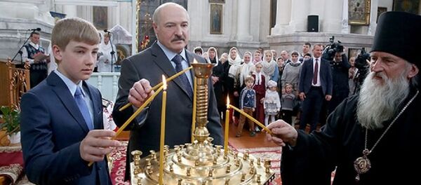 Александр Лукашенко с сыном Николаем в храме Шклова Александр Лукашенко с сыном Николаем в храме Шклова - Sputnik Беларусь