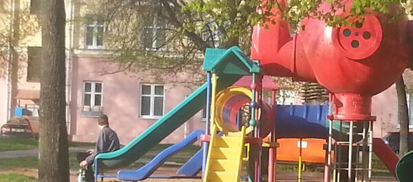 Бездомный на детской площадке - Sputnik Беларусь