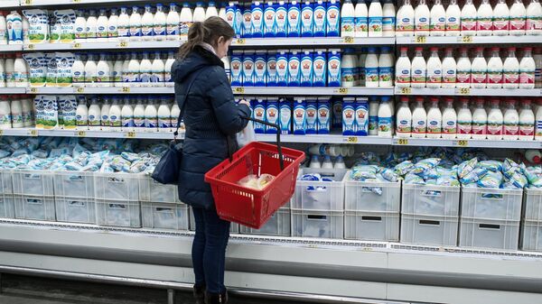 Покупатель у прилавка с молочной продукцией, архивное фото - Sputnik Беларусь