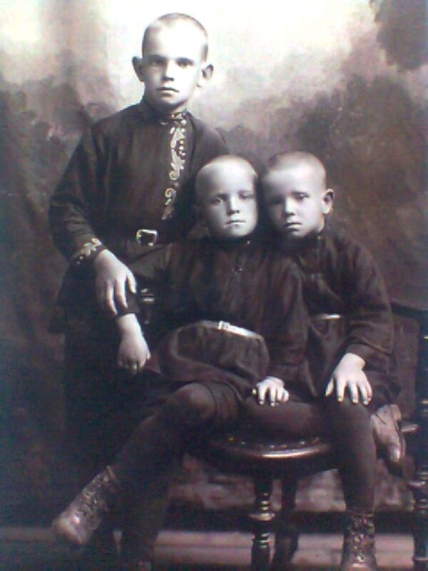 Гомельчанин Гена Карпов с братьями в вышиванках. Все они погибнут в войну. - Sputnik Беларусь