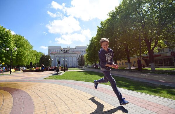 Мальчик бежит по площади у фонтана - Sputnik Беларусь
