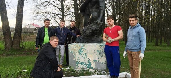 Участники автопробега привели в порядок братскую могилу у деревни  Пятевщина - Sputnik Беларусь