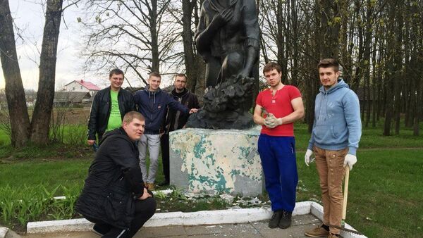 Участники автопробега привели в порядок братскую могилу у деревни  Пятевщина - Sputnik Беларусь