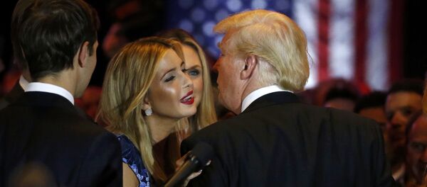 Поцелуй победителю: Трамп и его дочь Иванка после известия о том, что основной конкурент выбыл из президентской гонки - Sputnik Беларусь