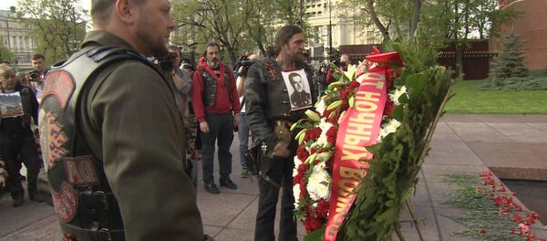 СПУТНИК_Ночные волки под военные песни возложили цветы к Вечному огню в Москве - Sputnik Беларусь