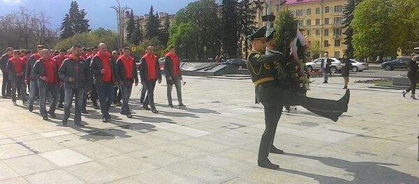 Сборная Беларуси по хоккею возложила цветы на площади Победы - Sputnik Беларусь