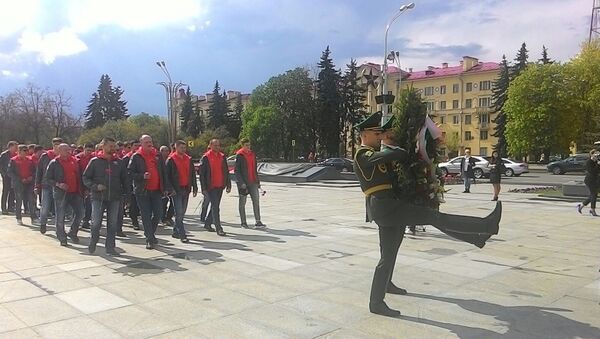 Сборная Беларуси по хоккею возложила цветы на площади Победы - Sputnik Беларусь