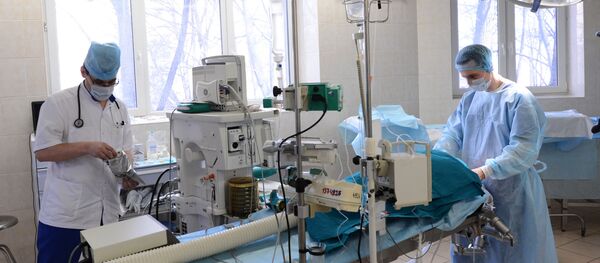 Врачи проводят операцию, архивное фото - Sputnik Беларусь