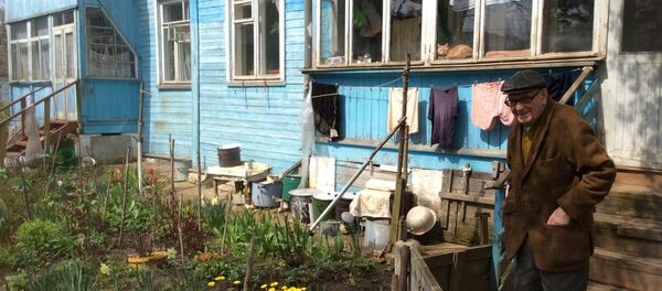 Павел Бирюков возле дома - Sputnik Беларусь