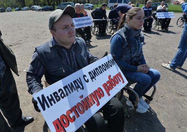 Александр пришел на митинг с плакатом Инвалиду с дипломом - достойную работу Александр пришел на митинг с плакатом Инвалиду с дипломом - достойную работу - Sputnik Беларусь