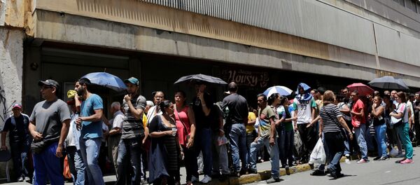 Жители Венесуэлы в очереди за продуктами Жители Венесуэлы в очереди за продуктами - Sputnik Беларусь