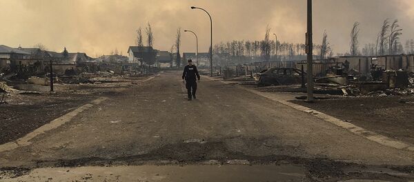Уничтоженные огнем дома в канадском городе Форт-Мак-Мюррей - Sputnik Беларусь