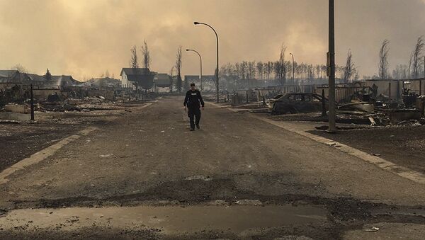 Уничтоженные огнем дома в канадском городе Форт-Мак-Мюррей - Sputnik Беларусь