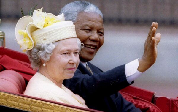 Нельсон Мандела и королева Великобритании Елизавета II возле Букингемского дворца, Лондон, 9 июля 1996 - Sputnik Беларусь