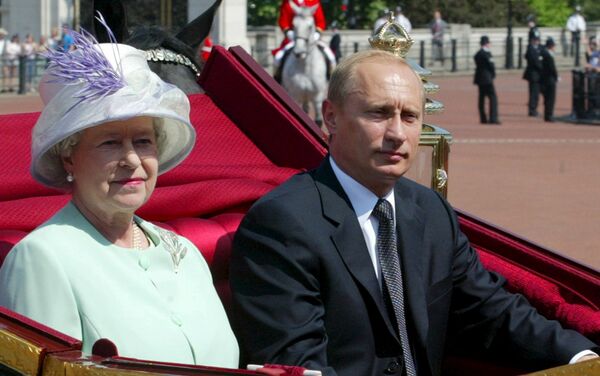 Королева Великобритании Елизавета II и президент России Владимир Путин в Лондоне, Великобритания, 24 июня 2003 года - Sputnik Беларусь