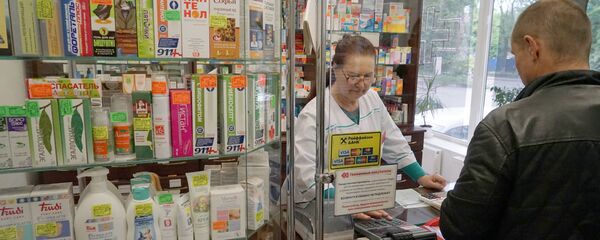 Провизор и покупатель в одной из аптек - Sputnik Беларусь