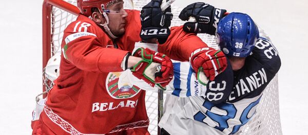Игрок сборной Беларуси Кристиан Хенкель (слева) и игрок сборной Финляндии Юусо Хиетанен - Sputnik Беларусь