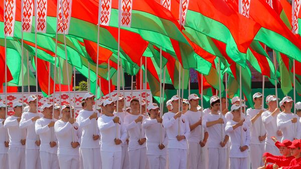 Белорусская молодежь принимает участие в театрально-спортивном шествии на параде в честь Дня Независимости республики Беларусь в Минске - Sputnik Беларусь