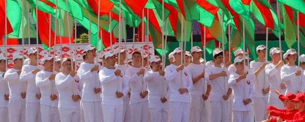 Белорусская молодежь принимает участие в театрально-спортивном шествии на параде в честь Дня Независимости республики Беларусь в Минске - Sputnik Беларусь