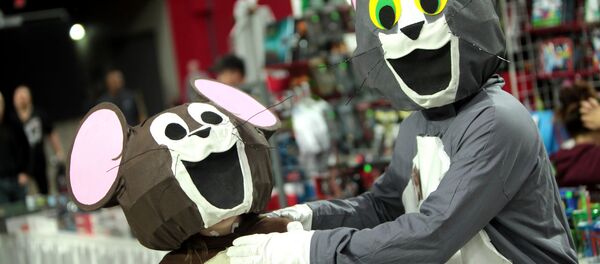 Люди в костюмах Тома  Джерри - Sputnik Беларусь