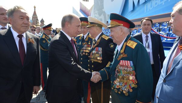 Президент РФ В.Путин и премьер-министр РФ Д.Медведеев на военном параде в честь 71-й годовщины Победы в ВОВ - Sputnik Беларусь