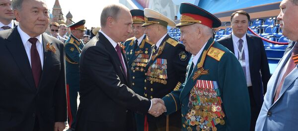 Президент РФ В.Путин и премьер-министр РФ Д.Медведеев на военном параде в честь 71-й годовщины Победы в ВОВ - Sputnik Беларусь