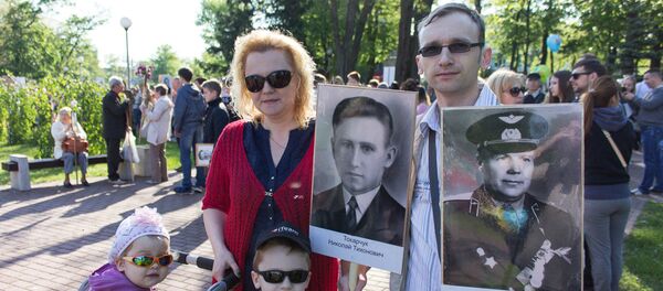 Дмитрий и Нина участвуют в акции Бессмертный полк всей семьей уже второй год. - Sputnik Беларусь