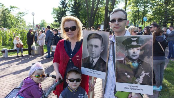 Дмитрий и Нина участвуют в акции Бессмертный полк всей семьей уже второй год. - Sputnik Беларусь