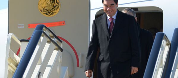 Президент Туркмении Гурбангулы Бердымухамедов спускается по трапу самолета - Sputnik Беларусь