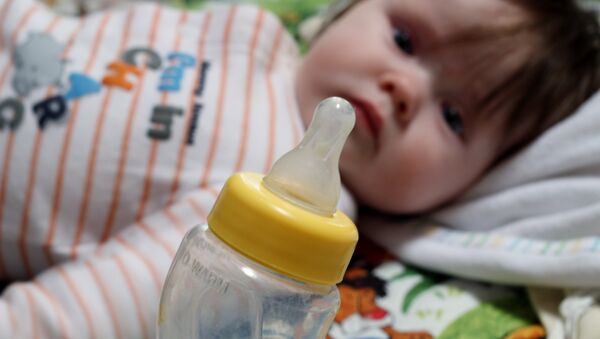 Ребенок и бутылка со смесью - Sputnik Беларусь