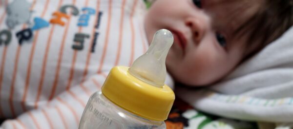 Ребенок и бутылка со смесью - Sputnik Беларусь