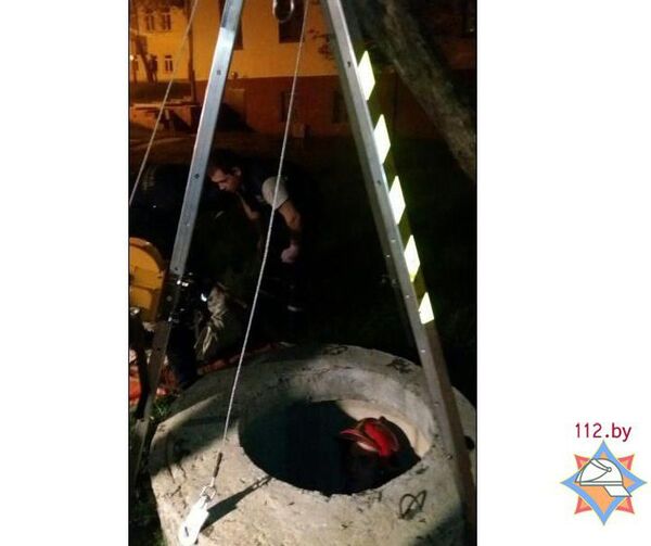 Спасатели извлекли девушку из колодца Спасатели извлекли девушку из колодца - Sputnik Беларусь