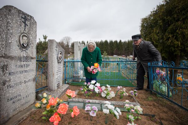 В Радуницу на сельском кладбище - Sputnik Беларусь