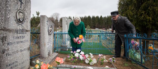 На Радаўніцу на вясковых могілках На Радаўніцу на вясковых могілках - Sputnik Беларусь