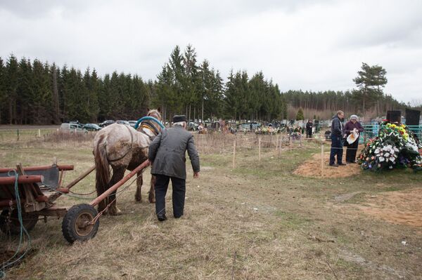 Дед продолжает заниматься хозяйством - Sputnik Беларусь