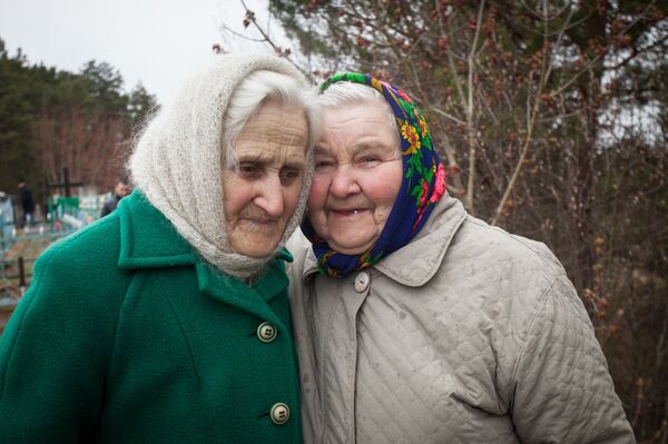 Галина Раковец (слева) с односельчанкой - Sputnik Беларусь