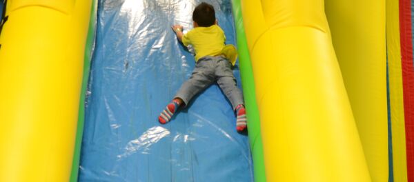 Ребенок на надувной горке, архивное фото - Sputnik Беларусь