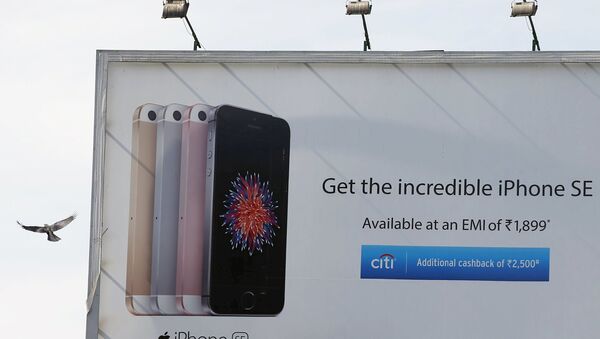 Рекламная вывеска самртфона iPhone SE. Архивное фото - Sputnik Беларусь