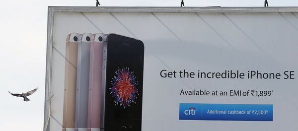 Рекламная вывеска самртфона iPhone SE. Архивное фото - Sputnik Беларусь