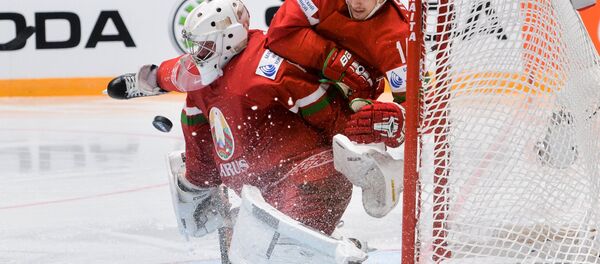 Вратарь сборной Беларуси Виталий Коваль и защитник Евгений Лисовец (справа) Вратарь сборной Беларуси Виталий Коваль и защитник Евгений Лисовец (справа) - Sputnik Беларусь