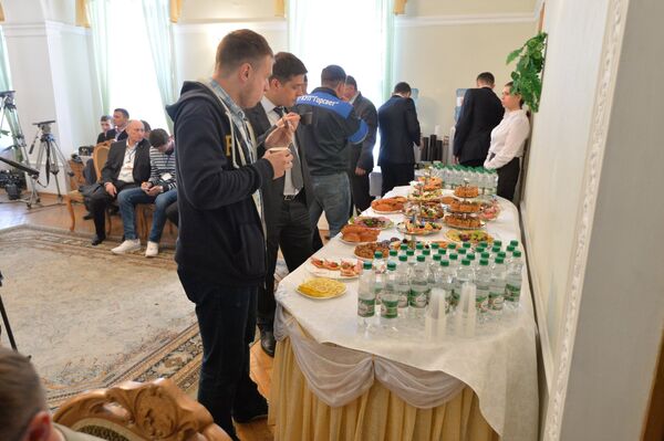 Стол с закусками в пресс-центре  - Sputnik Беларусь