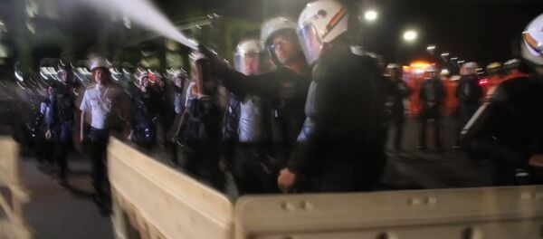 Спутник_Бразильские полицейские газом разгоняли сторонников Роуссефф у здания сената - Sputnik Беларусь