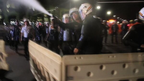 Спутник_Бразильские полицейские газом разгоняли сторонников Роуссефф у здания сената - Sputnik Беларусь