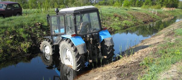 Трактор МТЗ на границе Трактор МТЗ на границе - Sputnik Беларусь