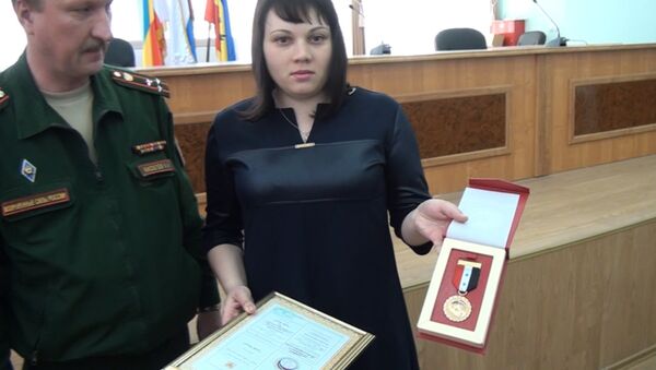 Медаль Вооруженных Сил Сирии вручена вдове российского матроса Позынича - Sputnik Беларусь