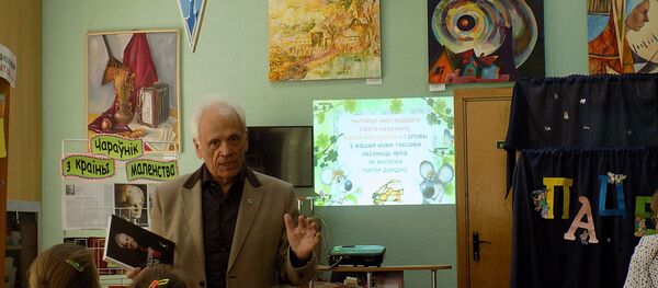 Галоўны рэдактар часопіса Вясёлка Уладзімір Ліпскі гутарыць з дзецьмі пра літаратуру Галоўны рэдактар часопіса Вясёлка Уладзімір Ліпскі гутарыць з дзецьмі пра літаратуру - Sputnik Беларусь