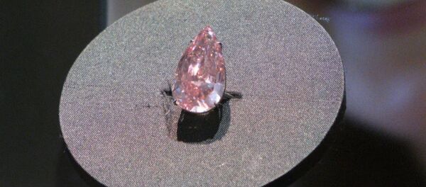 SPUTNIK_Унікальны ружовы дыямент за 28 млн долараў паказалі перад аукцыёнам Sotheby&apos;s - Sputnik Беларусь