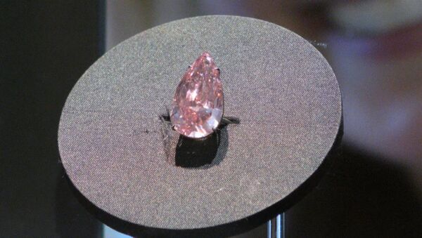 СПУТНИК_Уникальный розовый алмаз за 28 млн долларов показали перед аукционом Sotheby&apos;s - Sputnik Беларусь