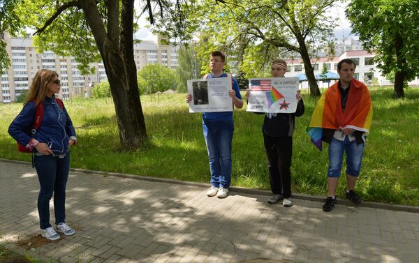 На пикет у посольства США отважились лишь трое активистов - Sputnik Беларусь