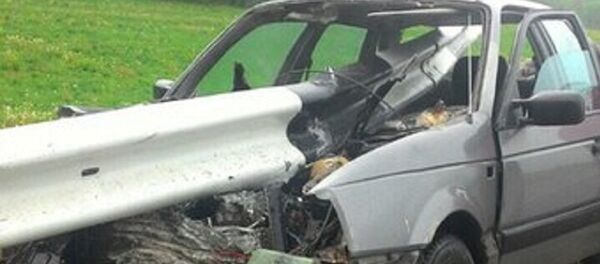 Vplkswagen врезался в отбойник - Sputnik Беларусь